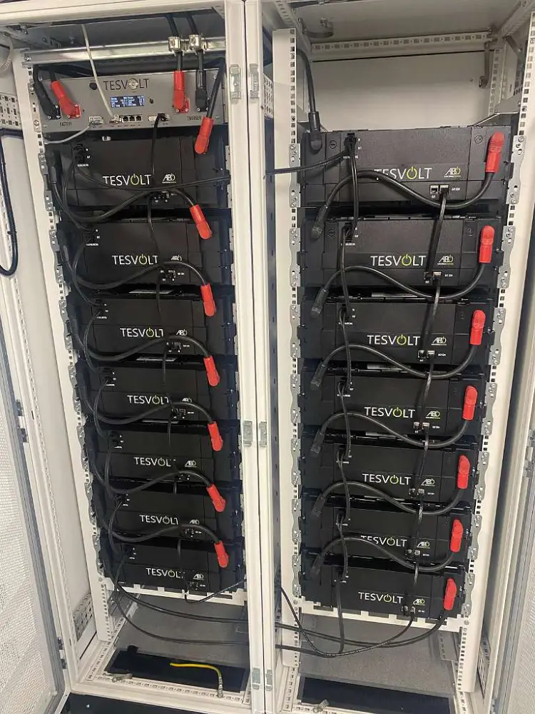 Tesvolt akkumulátor modulok a rack szekrényben